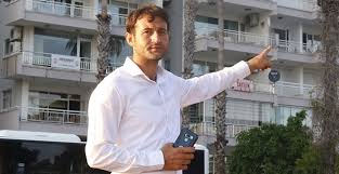 Her gün aynı yerde dini nikahlı eşi ve çocuğunu arıyor