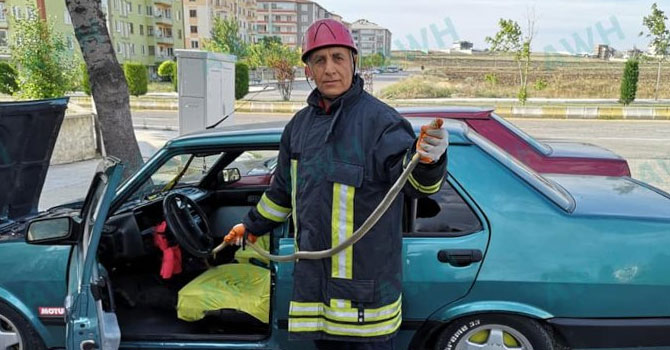 Park halindeki aracından yılan çıktı