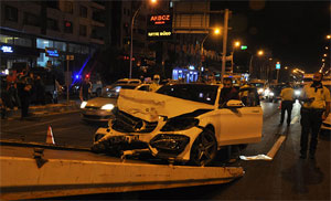 Diyarbakır'da iki otomobil çarpıştı: 3 yaralı