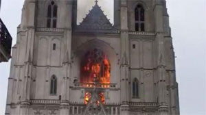 Fransa’nın Nantes kentinde katedral yandı