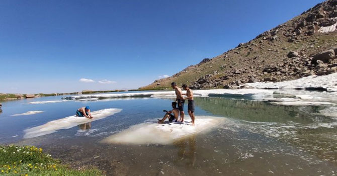 Hakkari'de doğaseverler, göldeki buz kütleleri üzerinde kayıp, yüzdü