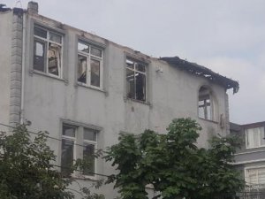 Çatıda başlayan yangın daireyi yaktı