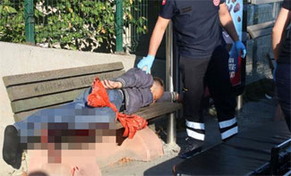 Yaralı halde 1 kilometre yürüdü, otobüs durağında yığıldı