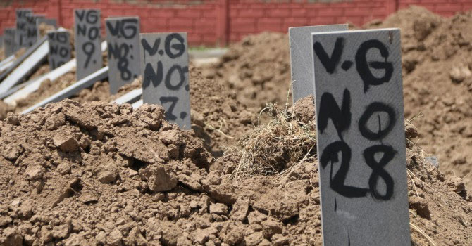 Batan tekneden çıkarılan cenazeler kimsesizler mezarlığına defnediliyor