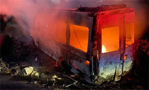 Minibüs alev alev yandı