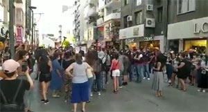 İzmir'de Pınar Gültekin için yürüyen kadınlara polis müdahalesi