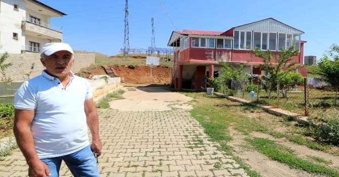 Elektrik faturalarından kurtulmak için evinin bahçesine güneş panelleri kurdu