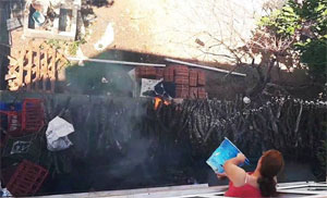 Balkonlarından kovayla su dökerek müdahale ettiler  