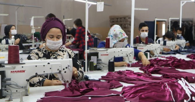 Yüksekova'da kurulan tekstil atölyesi üretime başladı