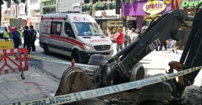 Üzerine iş makinesi düşen işçi yaşamını yitirdi