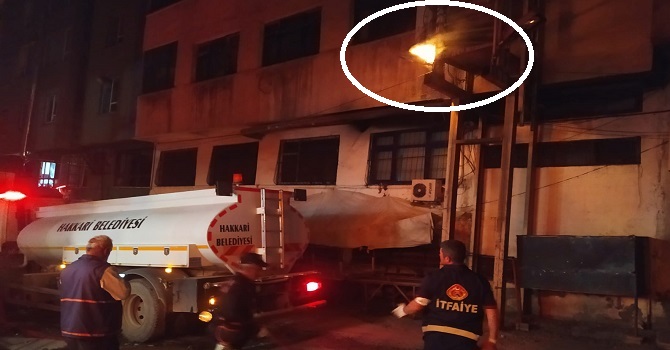 Hakkari'de korkutan yangın: Sokak lambası alev alev yandı