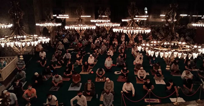Ayasofya'da sabah namazı yoğunluğu