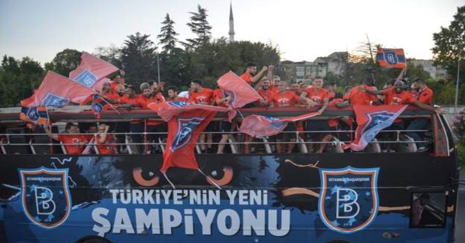 Medipol Başakşehir ilk şampiyonluğunu coşkuyla kutladı