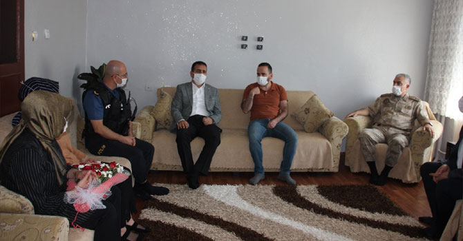 Vali Akbıyık'tan şehit ailesine bayram ziyareti
