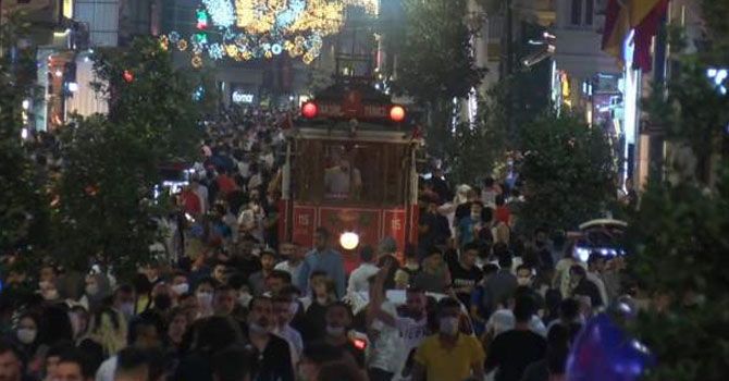 İstiklal Caddesi'nde bayram yoğunlluğu