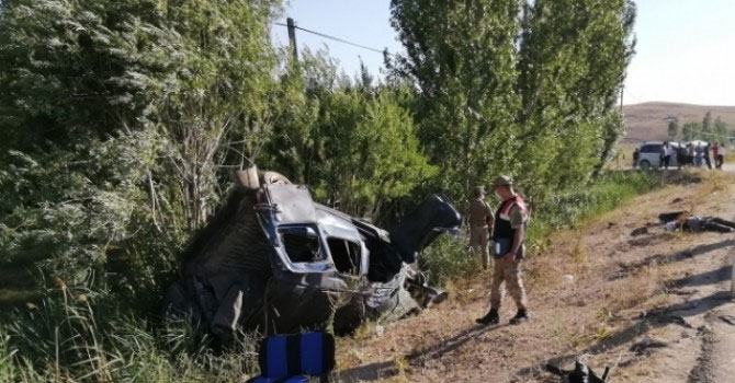 Özalp’ta feci kaza: 2 ölü, 5 yaralı