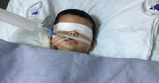 Hakkarili bu baba'ya ses verin! 48 gündür komadaki oğlu için mescitte geceliyor