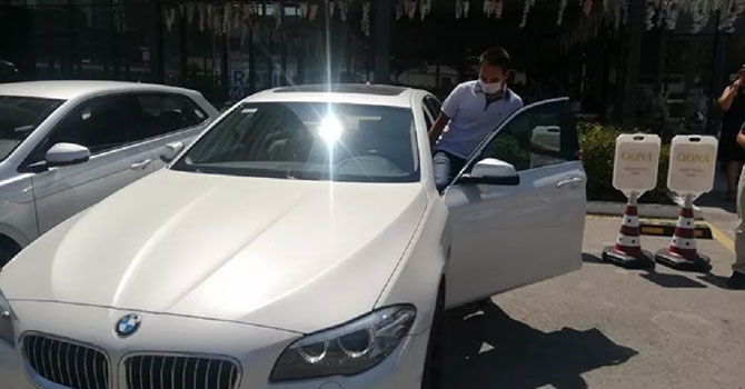 YKS'de birinci olan öğrencisine otomobilini hediye etti