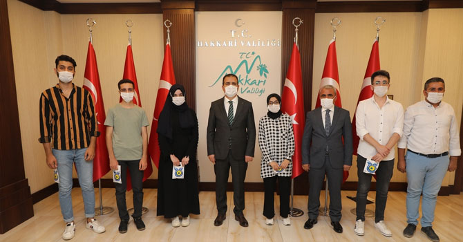 Vali Akbıyık YKS'de başarılı olan öğrencileri kabul etti