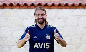 Fenerbahçe'nin bugün transferini açıkladığı üçüncü futbolcu Caner Erkin