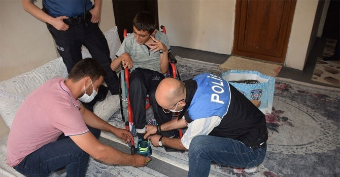 Hakkari polisi engellileri sevindirdi