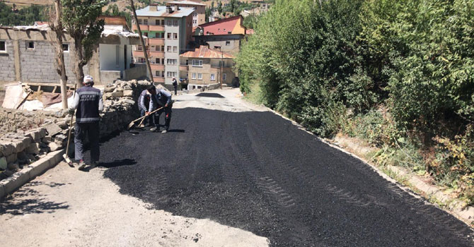 Hakkari'de tahrip olan yollarda yamama çalışması