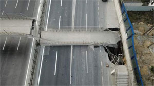 Eyüpsultan'da üst geçit çöktü