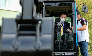 Erdoğan, yerli elektrikli ekskavatörü inceledi 