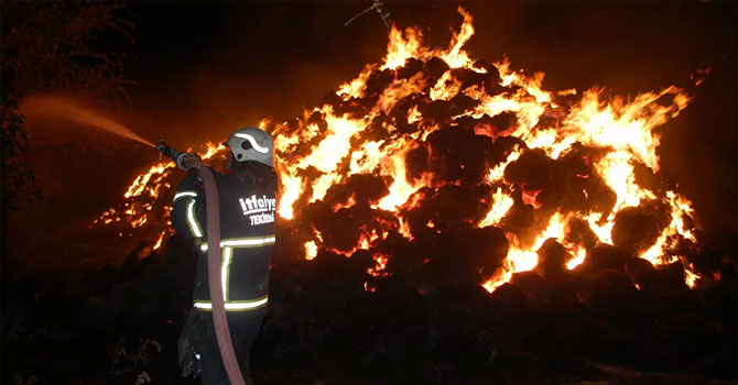 Tekirdağ'da kundaklama iddiası: 6 bin balya saman yandı