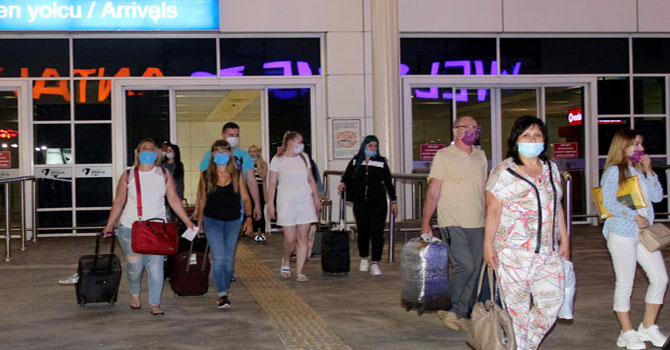 Rusya'dan Antalya'ya ilk uçakla 519 yolcu geldi