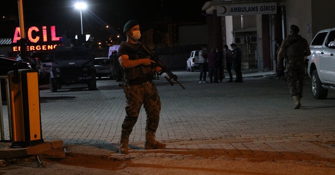 Yüksekova'da zırhlı araç devrildi: 2 polis şehit