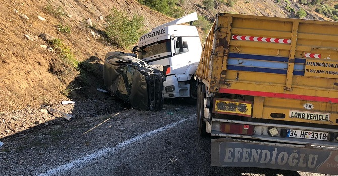 Hakkari'de TIR ile otomobil kafa kafaya çarpıştı: 2 yaralı