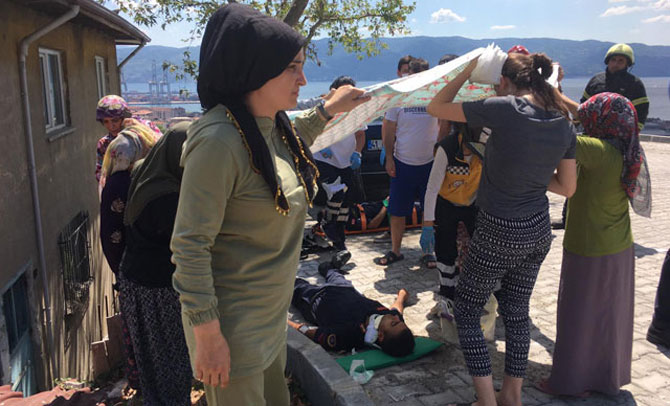 Askerleri taşıyan midibüs ile otomobil çarpıştı