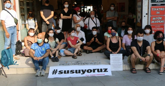 ‘Susuyoruz’ eylemi yapan tiyatroculardan destek çağrısı