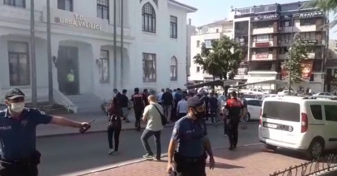 Büfe ruhsatı iptal edilince Valilik önünde kendini yaktı