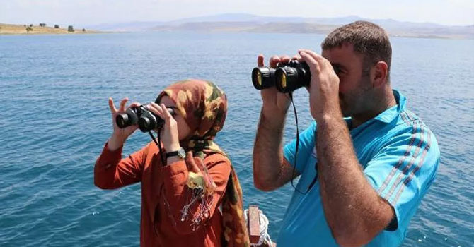 Van Gölü'nde dürbünle 'canavar' aradılar
