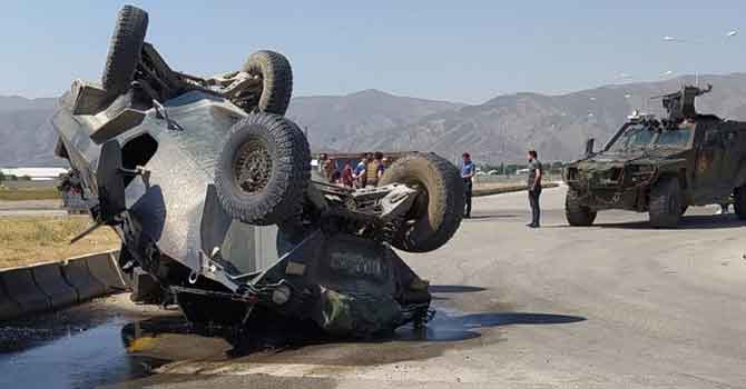 Yüksekova'da hafif ticari araçla çarpışan zırhlı polis aracı devrildi