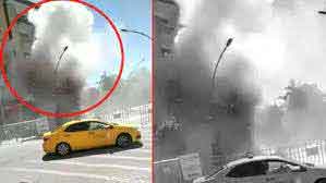 Depremde hasar gören bina, yıkım sırasında çöktü