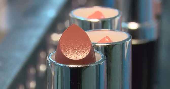 Düğünde aynı makyaj malzemesini kullanan 35 kişiye koronavirüs bulaştı