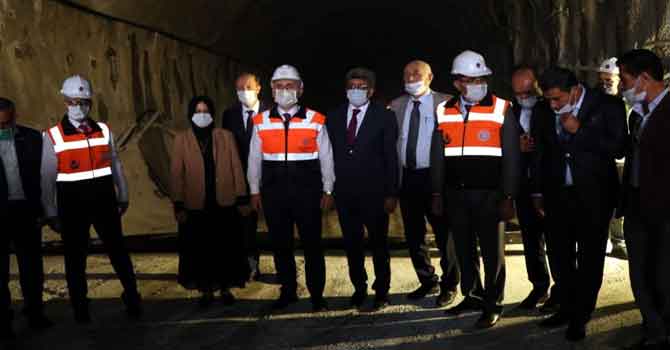 Bakan Hakkari Karayolundaki tünelde inceleme yaptı