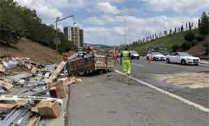 TEM Otoyolunda kamyonet devrildi; 1 yaralı