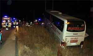 Yolcu otobüsü şarampole düştü: 30 yaralı