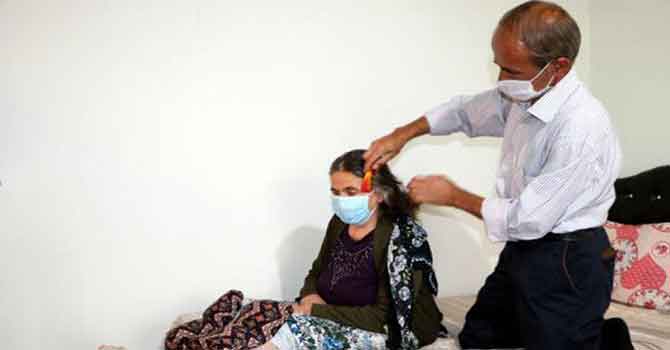 13 yıldır yürüyemeyen eşinin tüm ihtiyaçlarını karşılıyor.