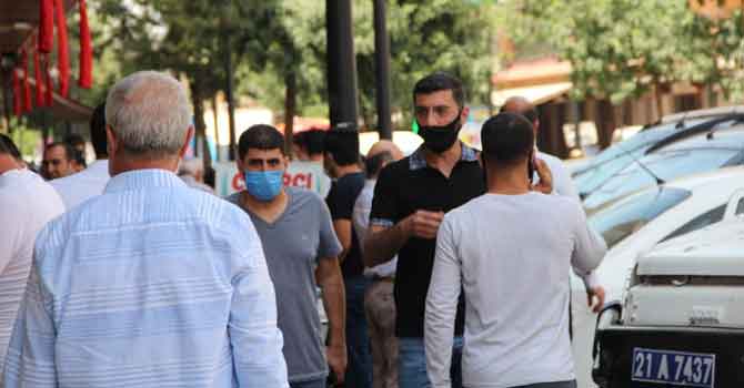 Diyarbakır'da uyarılara rağmen taziye ve halaydan vazgeçilmiyor...