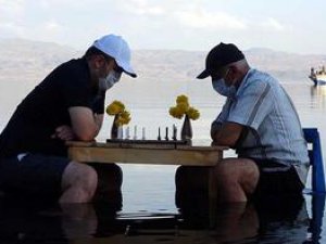 Van Gölü'ne masa kurup, satranç oynadılar