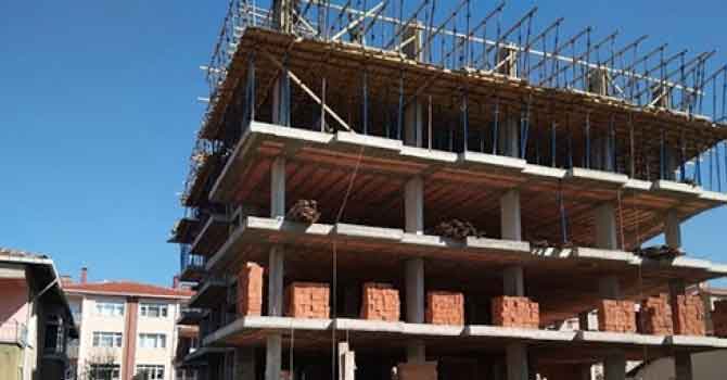 Elektrik akımına kapılan 2 işçiden biri hayatını kaybetti