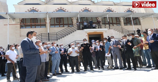 Hakkari'nin en büyük camisi dualarla ibadete açıldı