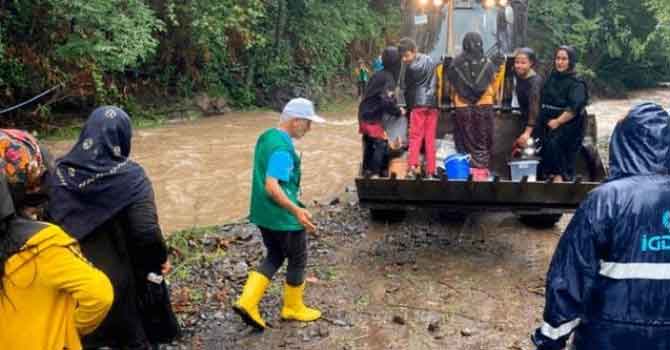 Karadeniz’de sağanak yağış sele dönüştü