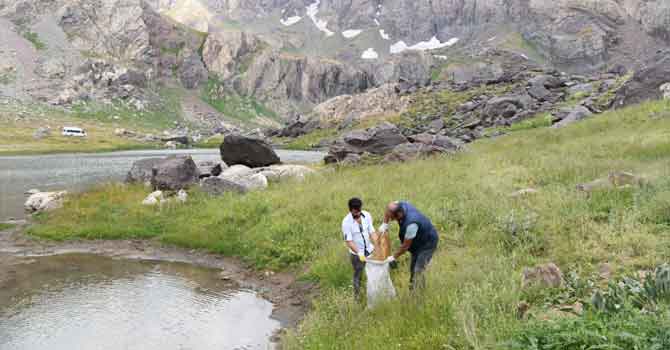 Vali Akbıyık paylaştı: Cilo Sat Göllerinde çöp topladılar