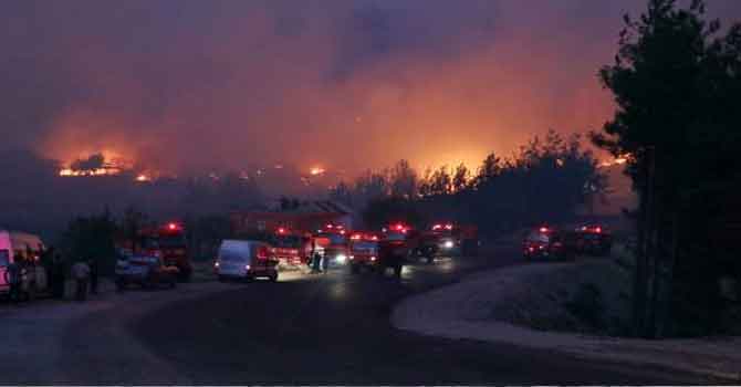 200 hektarlık alan yandı, altı mahalle boşaltıldı